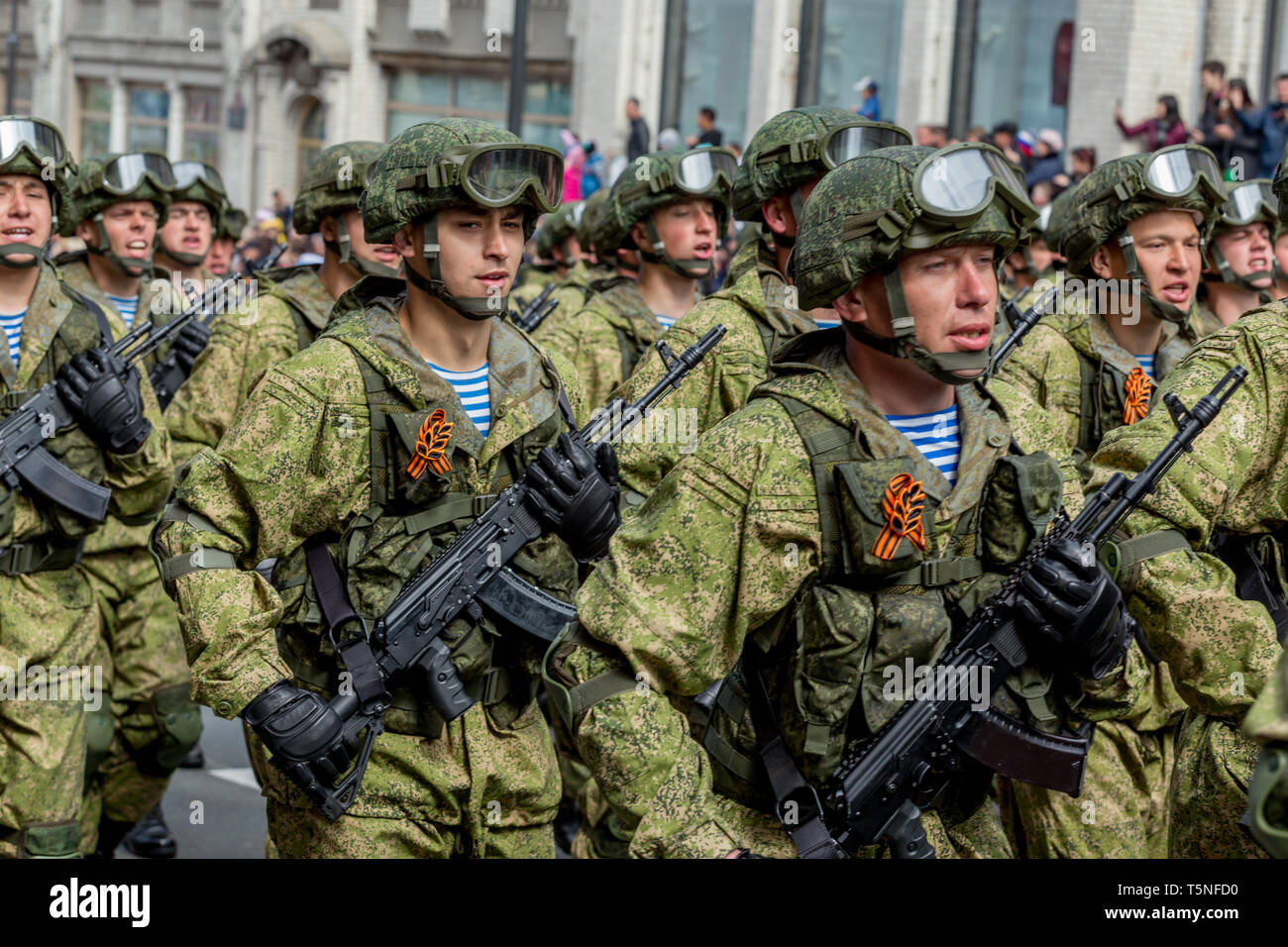 russia-vladivostok-05092018-armed-soldiers-of-special-forces-with-machine-guns-on-parade-on-annual-victory-day-on-may-9-holiday-to-commemorate-v-T5NFD0.jpg