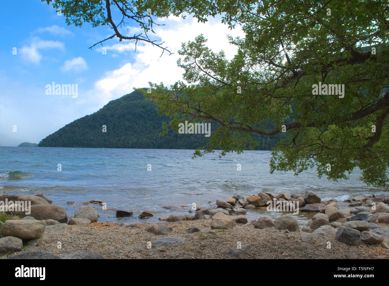 Lago hermoso hi-res stock photography and images - Alamy