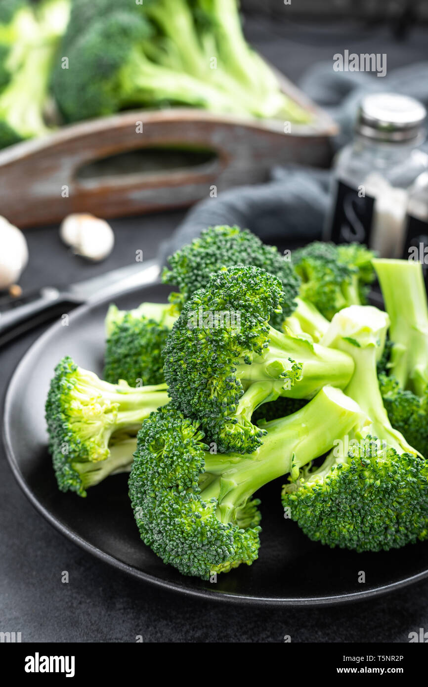 Broccoli on board hi-res stock photography and images - Alamy