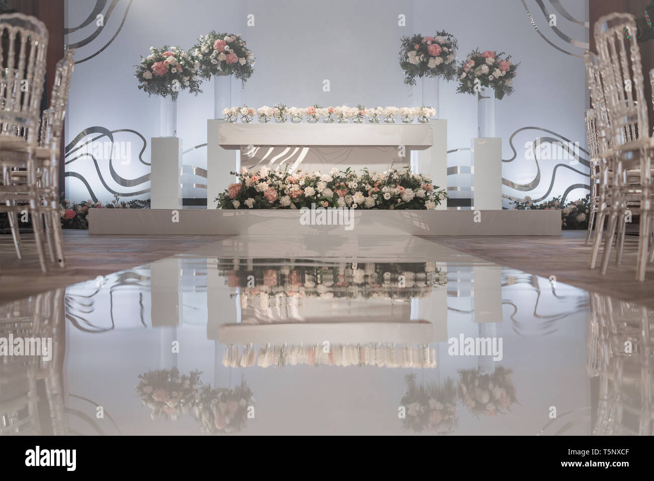 The Table Of The Newlyweds Small Flower Arrangements In Ball