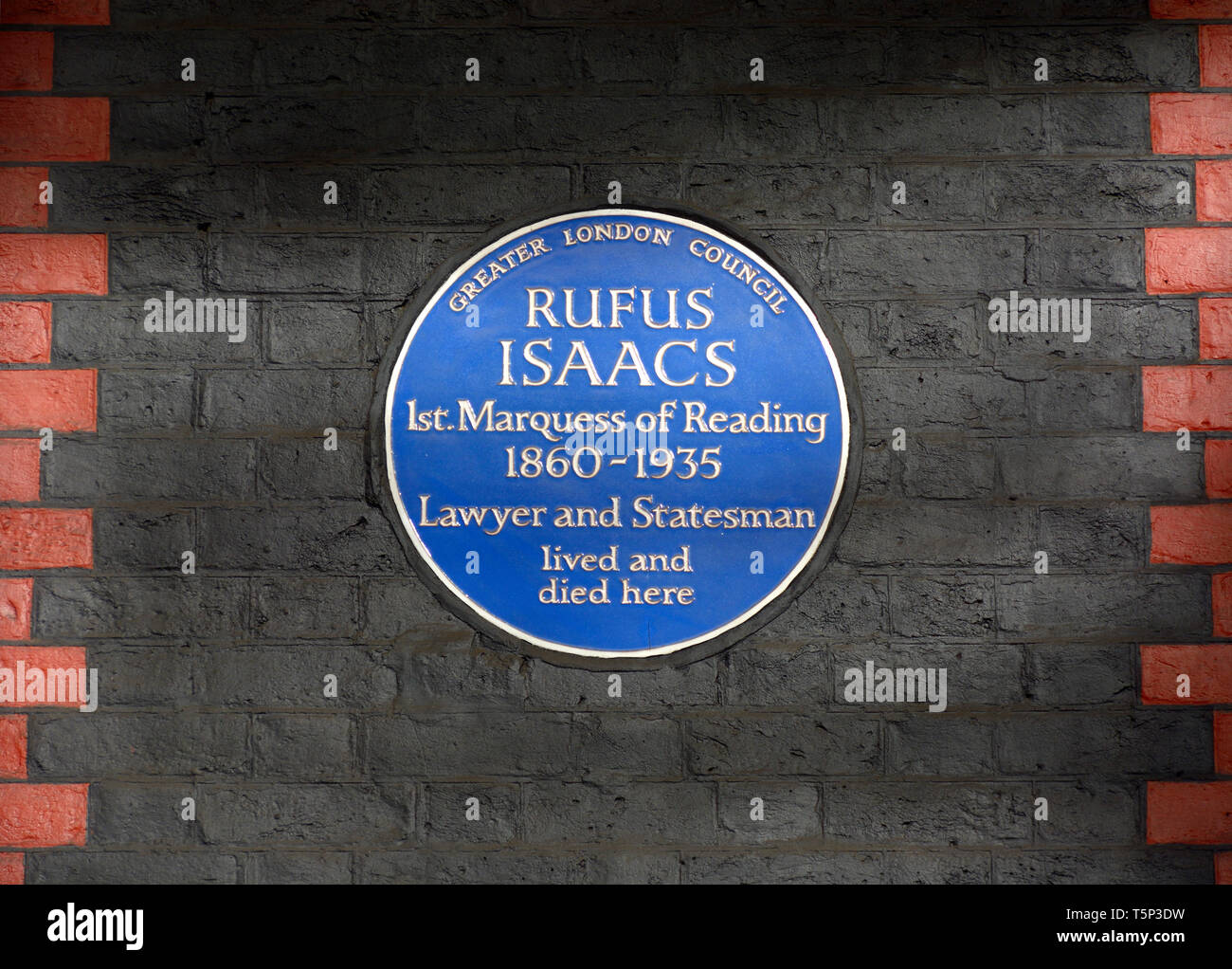 London, England, UK. Commemorative Blue Plaque: Rufus Isaacs, 1st Marquess of Reading (1860-1935) lawyer and statesman, lived and died here. 32 Curzon Stock Photo