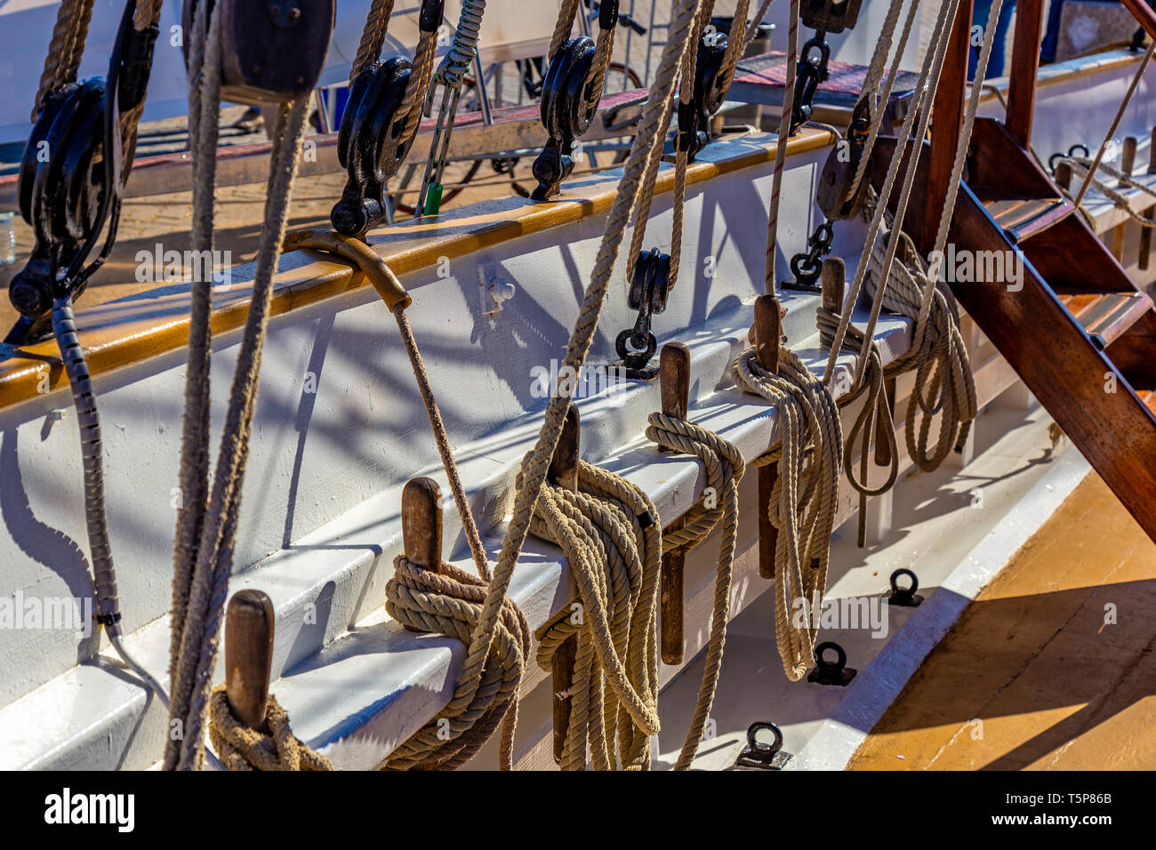 Boat moorings rope, rope pulley Stock Photo Alamy