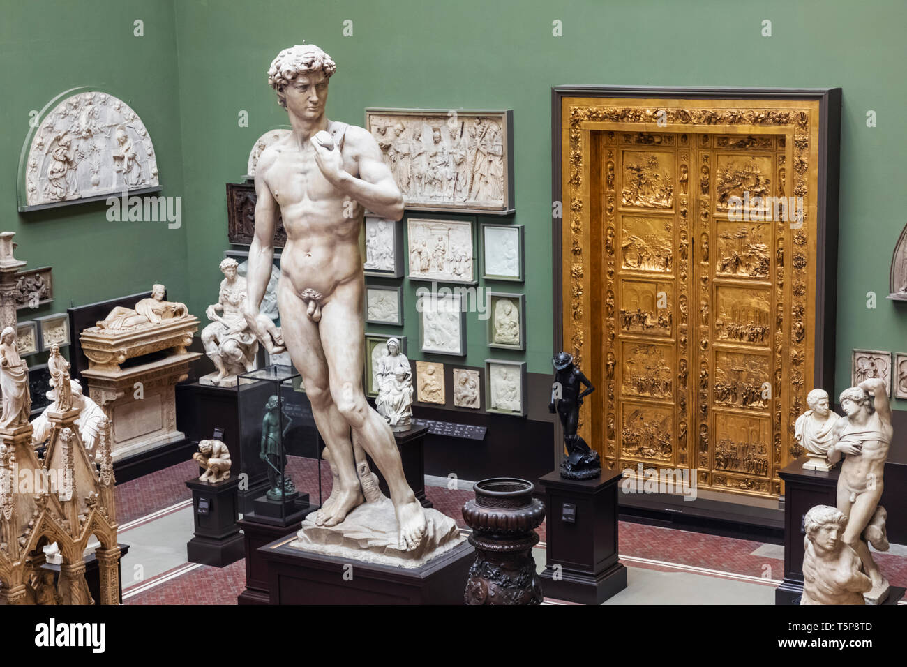 The victoria and albert museum statue hi-res stock photography and images -  Alamy
