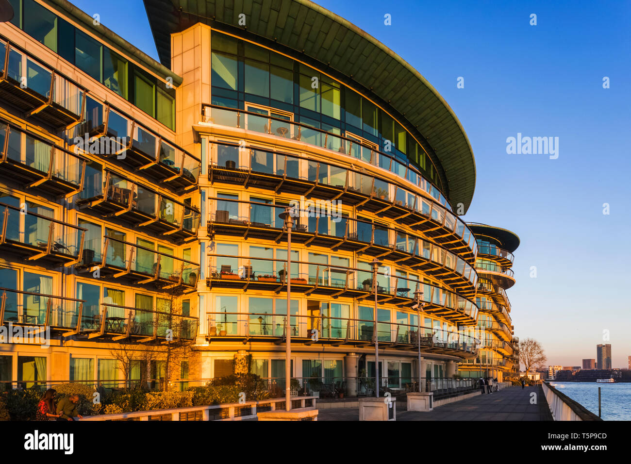 Wapping Riverside Wapping wharf apartment complex hi-res stock photography and images - Alamy