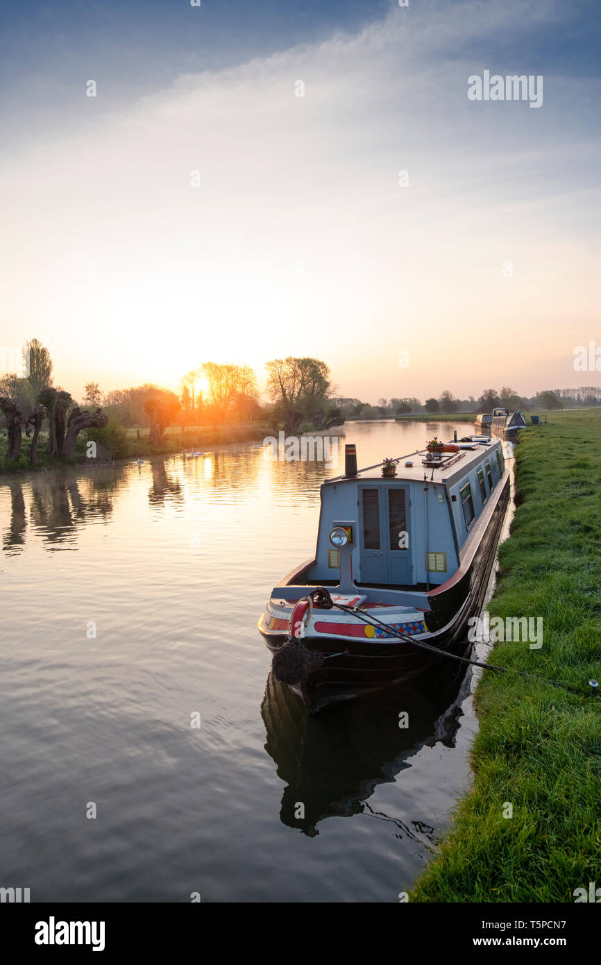 thames-narrowboats-hi-res-stock-photography-and-images-alamy