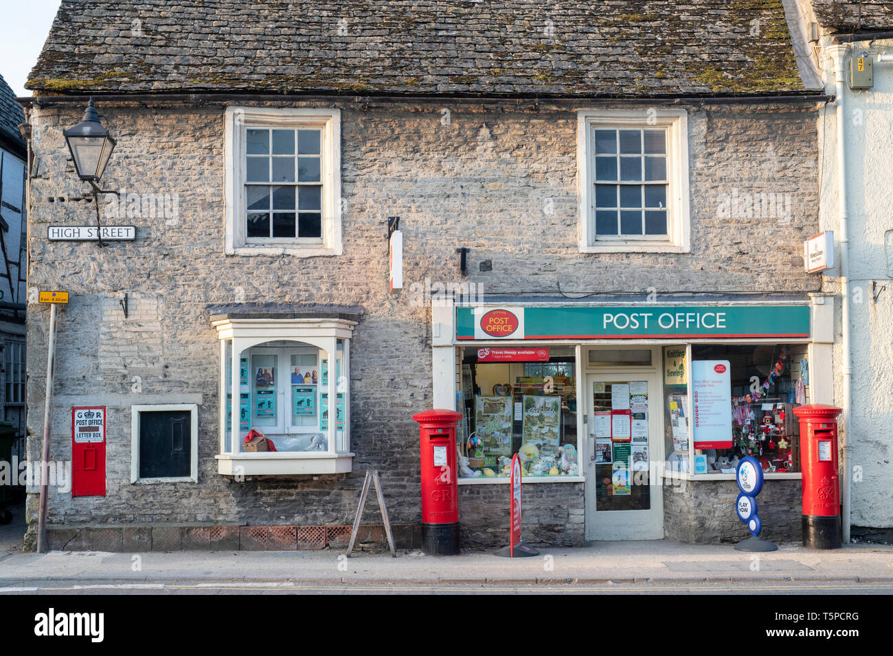 Red post office letter boxes uk hi-res stock photography and images - Alamy