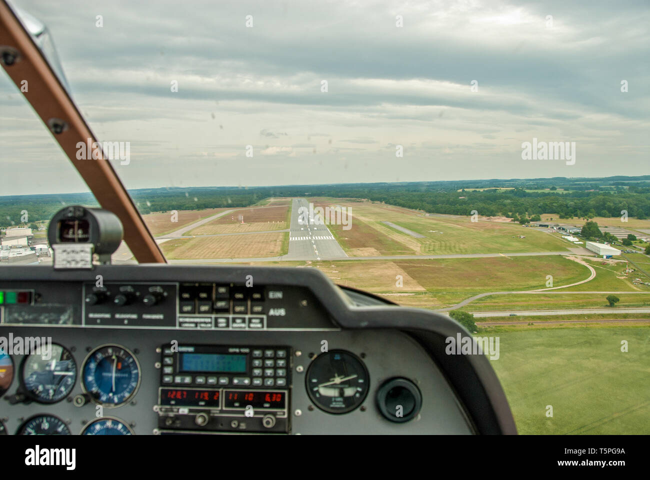 Aircraft climb rear view hi-res stock photography and images - Alamy
