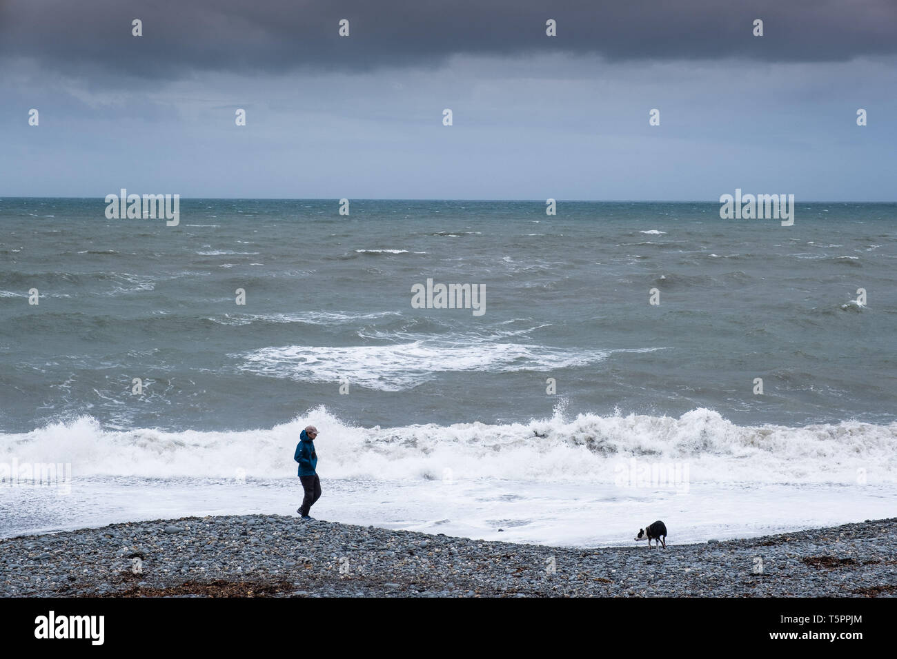 Aberystwyth, Wales. Friday 26th April 2019. UK Weather: Dark clouds and choppy seas foretell the arrival of Storm Hannah, the latest named storm of the 2019 season. With winds expecting to gust at between 60 and 70mpg overnight, there is a risk of damage to property and injuries. The Met Office has issued a yellow warning for strong winds covering much of the south of the UK from this evening until mid afternoon tomorrow photo Credit: keith morris/Alamy Live News Stock Photo