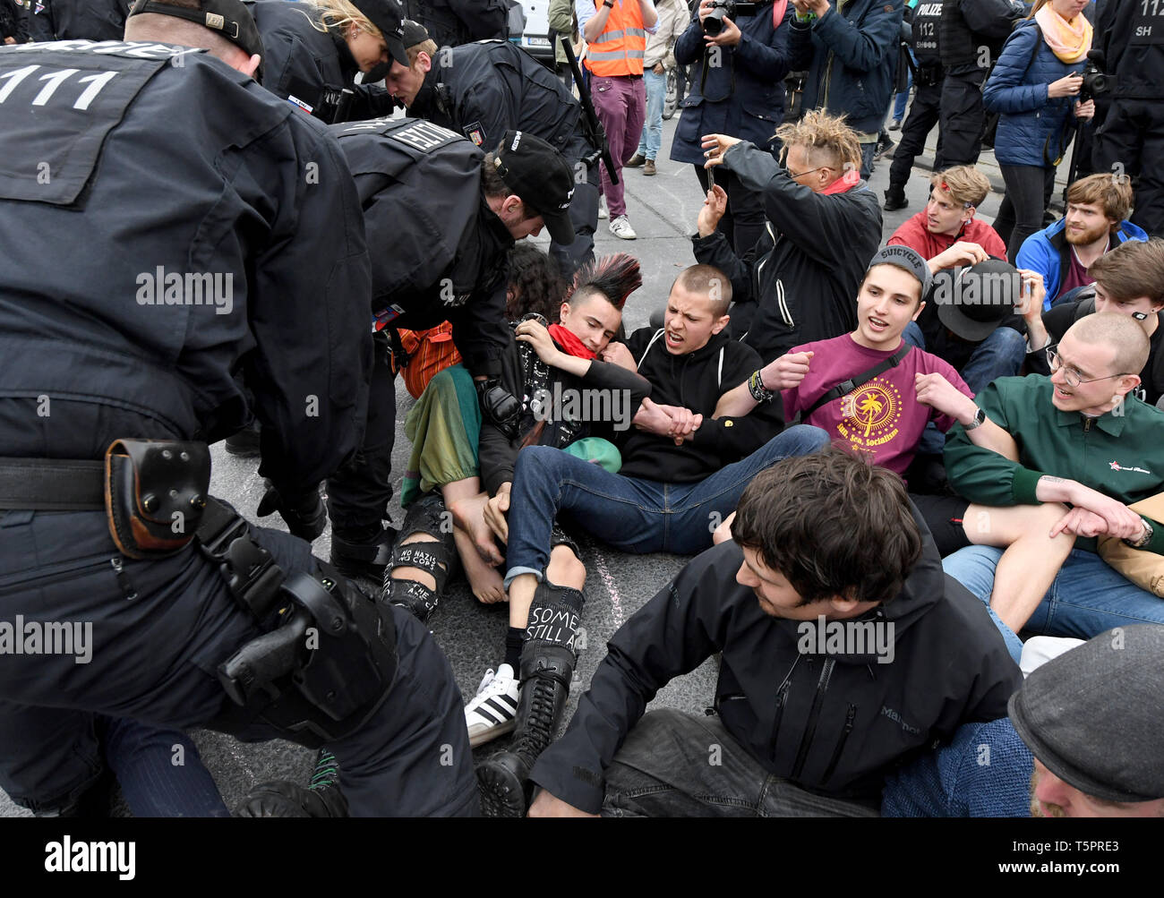 Kiel Germany 26th Apr 2019 After A Protest Action Against Car Traffic On The Busy B75 The Theodor Heuss Ring Policemen Clear A Seat Blockade Lasting Several Hours The Demonstration Was Held