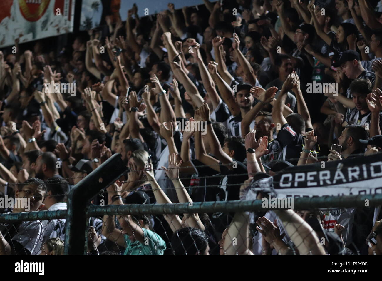 PR - Ponta Grossa - 04/26/2019 - S rie B: Oper a rio Ferrovi rio x Am rica MG - Torcida celebrates the end of the match between Operario and America-MG in the Germano Kr stage for the Brazilian championship B 2019. Foto: Jo Vitor Rezende Borba / AGIF Stock Photo