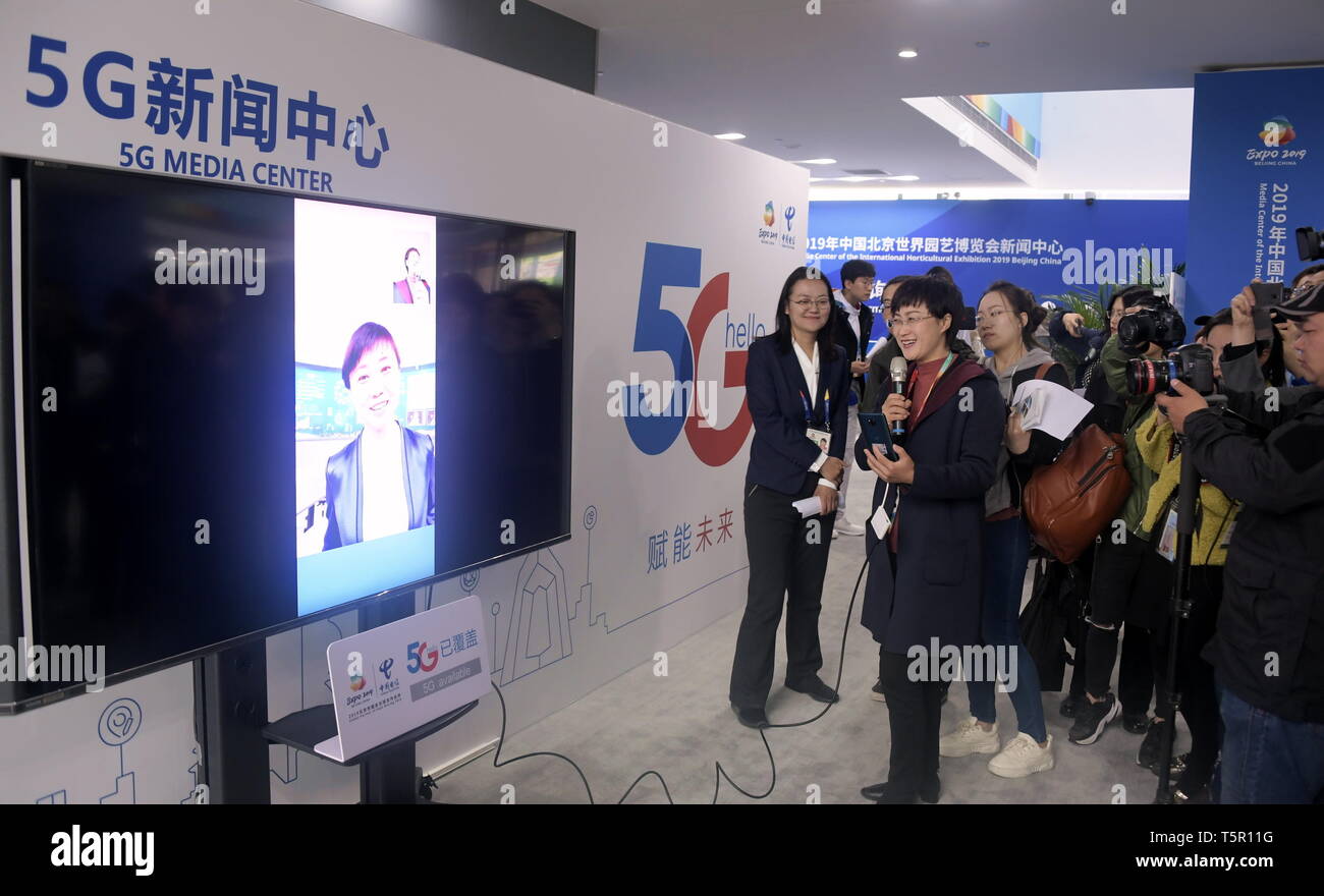(190427) --BEIJING, April 27, 2019 (Xinhua) -- A journalist tries the 5G live broadcast via cellphone at the media center of the 2019 Beijing International Horticultural Exhibition in Beijing, capital of China, April 27, 2019. The media center, consisting of a number of functional areas, officially started operation on Saturday to provide service to journalists from home and abroad. (Xinhua/Li Xin) Stock Photo
