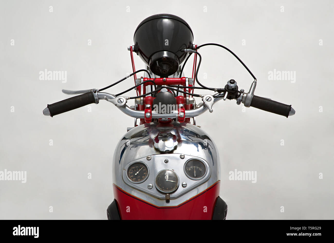 Moto d'epoca Ganna 250 cc.  Marca: 			Ganna modello: 		250	cc nazione: 		Italia - Varese	 anno: 			1935 condizioni: 		restaurata cilindrata: 		249 (al Stock Photo