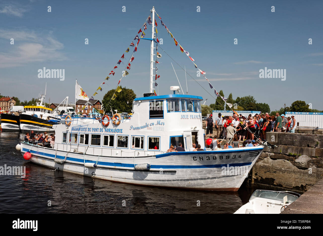 tour boat, people boarding, nautical flags, tourists, recreation