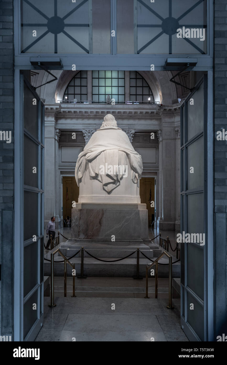 statue of  Ben Franklin at the Franklin Institute, a science museum in downtown Philadelphia Stock Photo