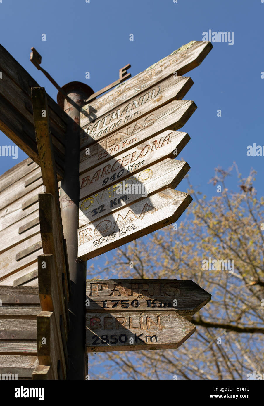 Wooden track pointer on the road Stock Photo - Alamy