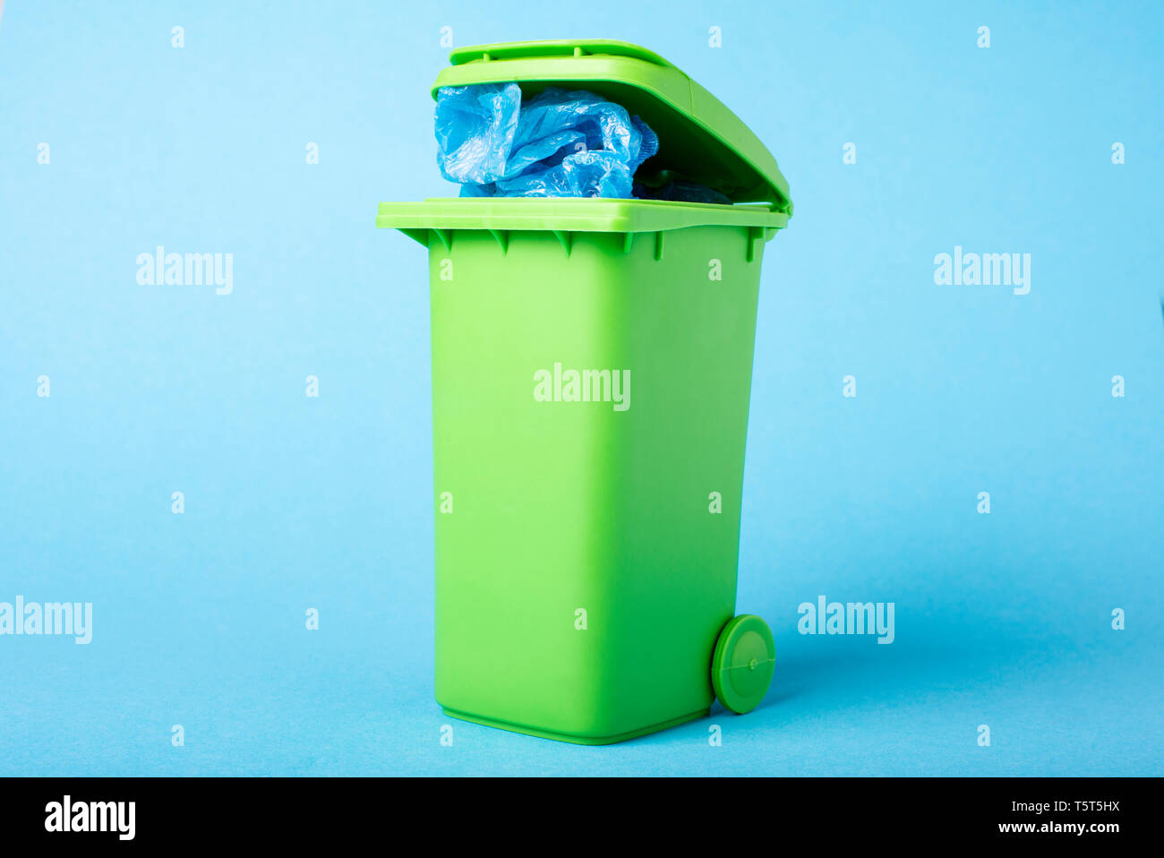 Green Dustbin High Resolution Stock Photography and Images Alamy