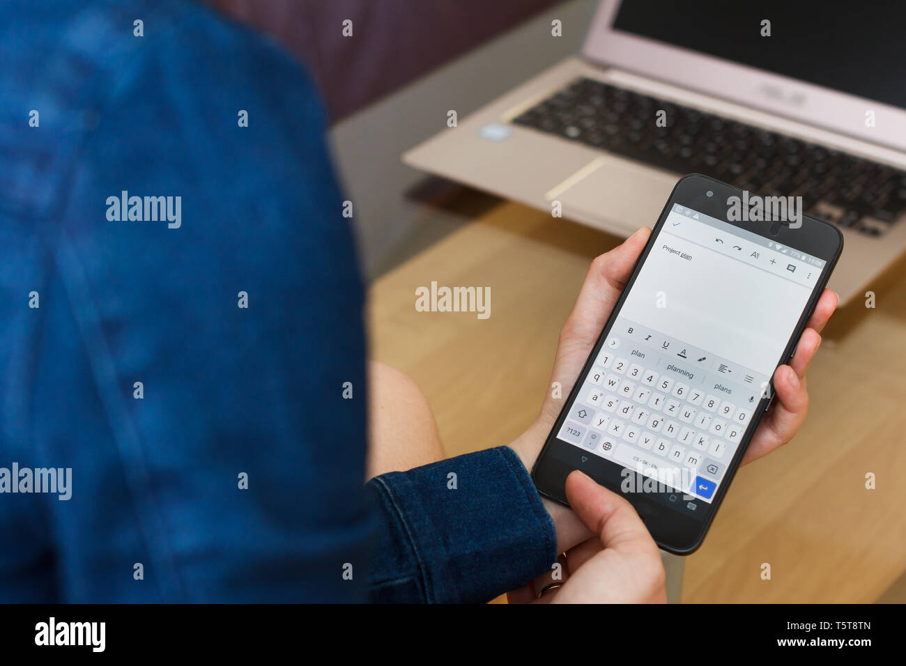 SAN FRANCISCO, US - 22 April 2019: Close up to female hands holding smartphone Creating Project Plan by Google Docs Application, San Francisco Stock Photo
