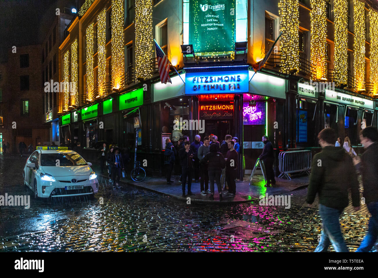 outside irish pubs on st patricks day