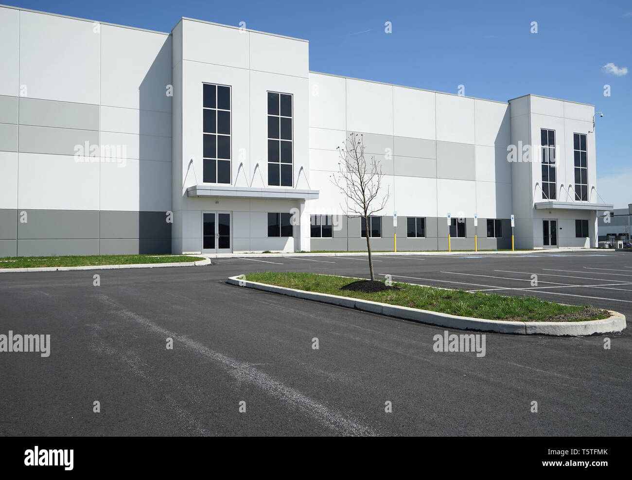 Warehouse exterior warehouse hires stock photography and images Alamy