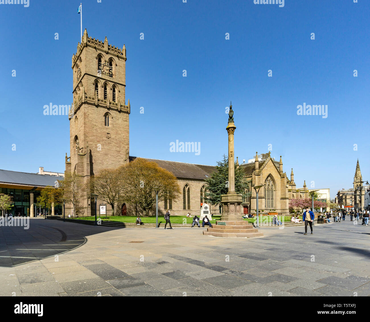 The Steeple Church  with St Marys Church right in Nethergate Dundee Tayside Scotland UK with the old Town Cross front Stock Photo