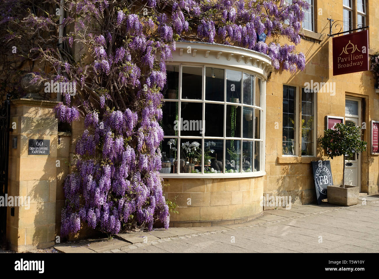 Shop Front in Broadway The Cotswolds Worcestershire England Stock Photo