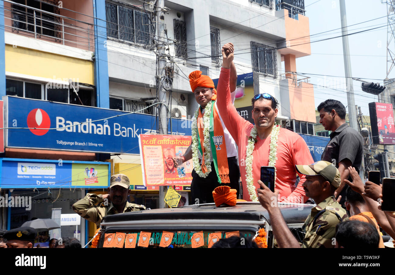 Kolkata, India. 26th Apr, 2019. WWE superstar wrestler The Great Khali (right) campaigns for Bharatiya Janta Party or BJP candidate for Jadavpur constituency Anupam Hazra (left) during the nomination filling procession for Lok Sabha election 2019. Credit: Saikat Paul/Pacific Press/Alamy Live News Stock Photo