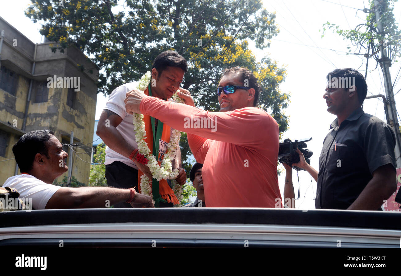 Kolkata, India. 26th Apr, 2019. WWE superstar wrestler The Great Khali (right) campaigns for Bharatiya Janta Party or BJP candidate for Jadavpur constituency Anupam Hazra (left) during the nomination filling procession for Lok Sabha election 2019. Credit: Saikat Paul/Pacific Press/Alamy Live News Stock Photo