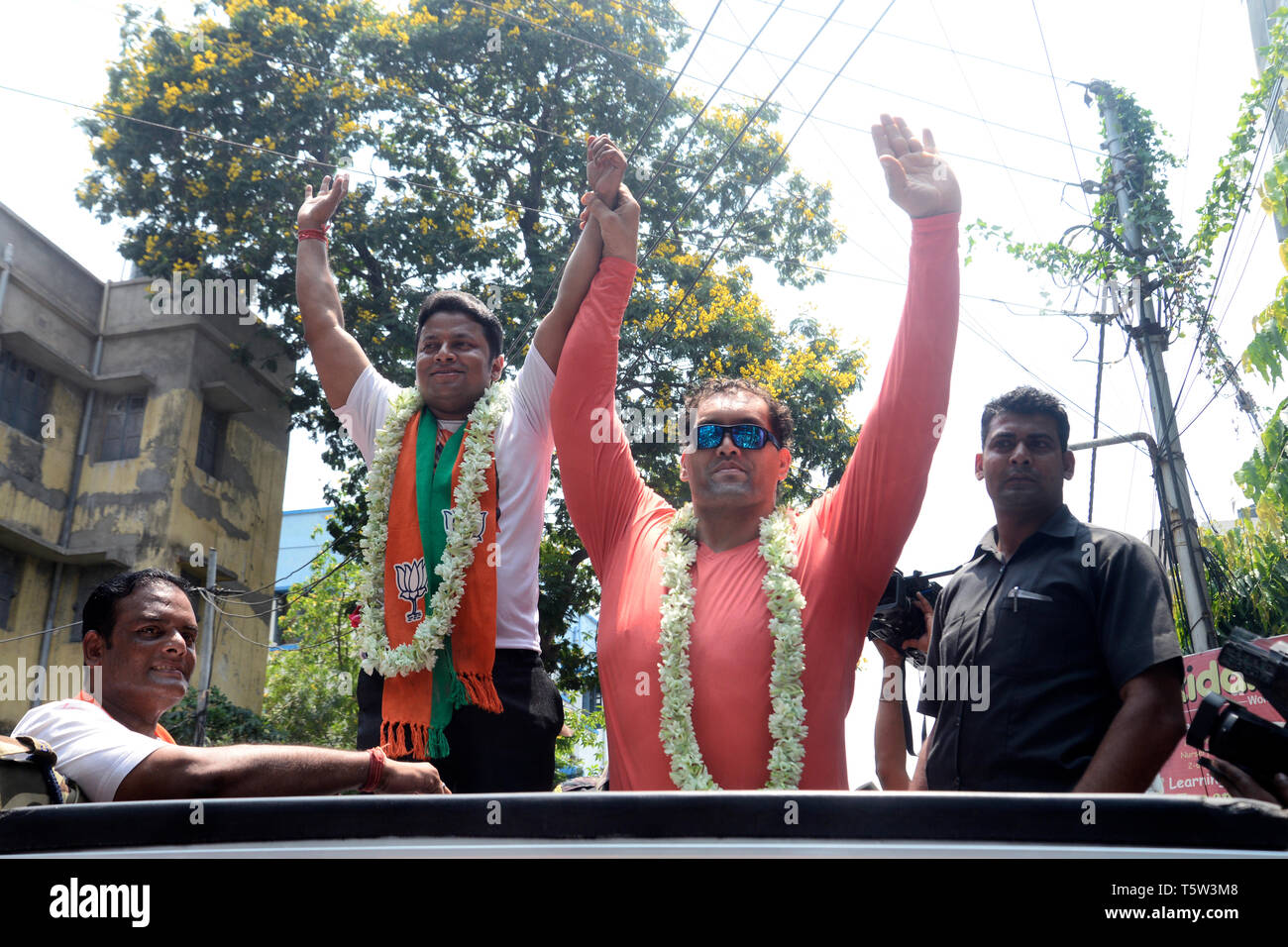 Kolkata, India. 26th Apr, 2019. WWE superstar wrestler The Great Khali (right) campaigns for Bharatiya Janta Party or BJP candidate for Jadavpur constituency Anupam Hazra (left) during the nomination filling procession for Lok Sabha election 2019. Credit: Saikat Paul/Pacific Press/Alamy Live News Stock Photo