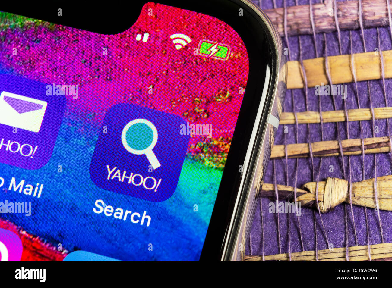 Yahoo search result hi-res stock photography and images - Alamy