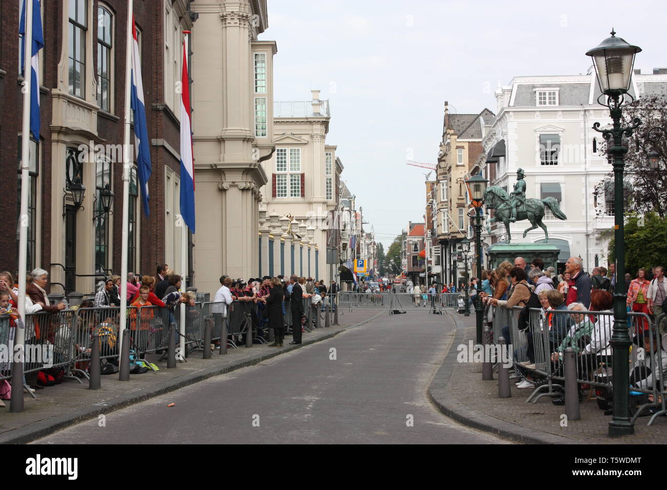 People were gathering alongside Noordeinde street waiting for the Golden Coach with Queen Beatrix in Prinsjesdag procession in Den Haag, Zuid Holland Stock Photo