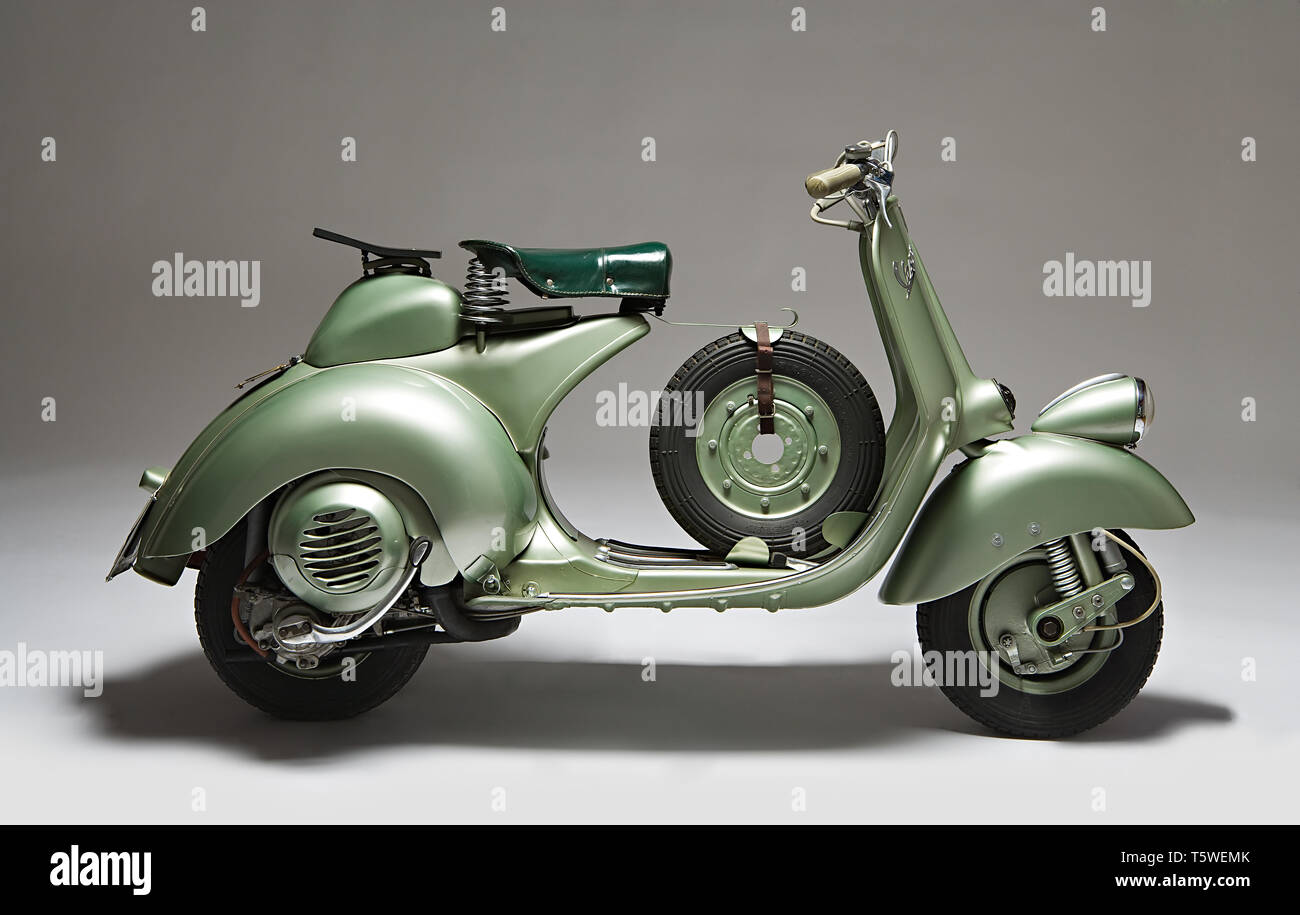 Moto d'epoca Vespa Sei Giorni. Scooter. Marca: Piaggio modello: Vespa "Sei  Giorni " nazione: Italia - Genova - Pontedera anno: 1951 condiz Stock Photo  - Alamy