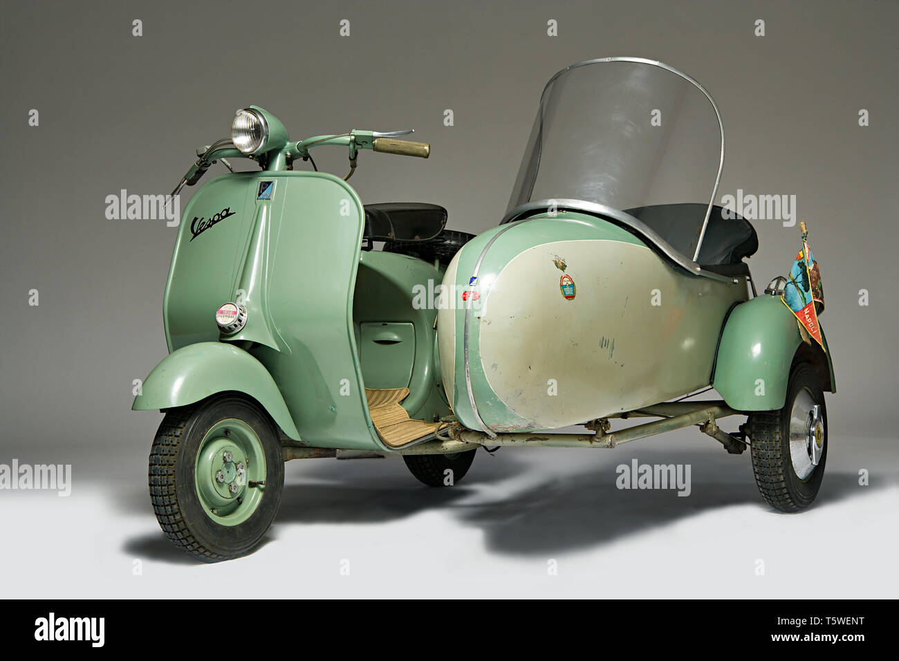Moto d'epoca Vespa 125 U Sidecar. Scooter.  Marca: Piaggio modello: Vespa 125 U Sidecar nazione: Italia - Genova - Pontedera anno: 1953 co Stock Photo