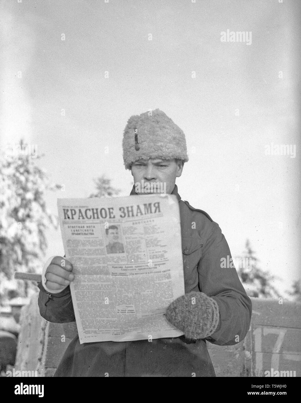 The Winter War. A military conflict between the Soviet union and Finland. It began with a Soviet invasion on november 1939 when Soviet infantery crossed the border on the Karelian Isthmus. About 9500 Swedish volunteer soldiers participated in the war. Here at Rovaniemi, North Finland. The unit called Lapland Group successfully stopped the Soviet troups,  though outnumbered, at Salla and Petsamo. Picture shows Finnish soldier reading a Soviet newspaper he found among personal belongings of Soviet soldiers. January 1940. Photo Kristoffersson ref 99-3 Stock Photo