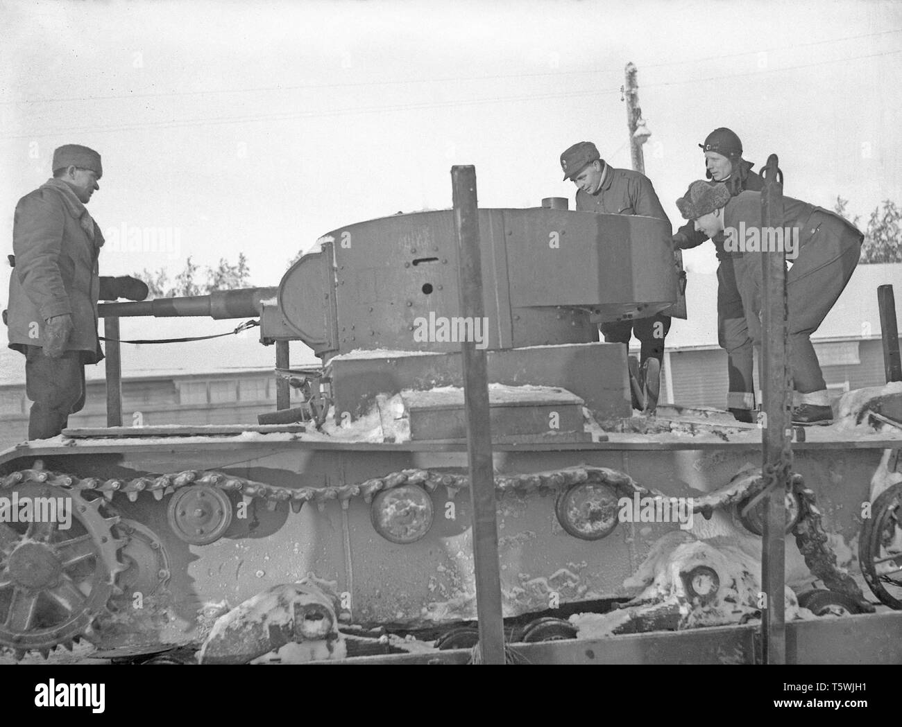 The Winter War. A military conflict between the Soviet union and Finland. It began with a Soviet invasion on november 1939 when Soviet infantery crossed the border on the Karelian Isthmus. About 9500 Swedish volunteer soldiers participated in the war. Here at Rovaniemi, North Finland. The unit called Lapland Group successfully stopped the Soviet troups,  though outnumbered, at Salla and Petsamo. Picture shows Finnish soldiers with a Soviet tank that was taken during a Soviet attempt to invade. January 1940. Photo Kristoffersson ref 99-3 Stock Photo