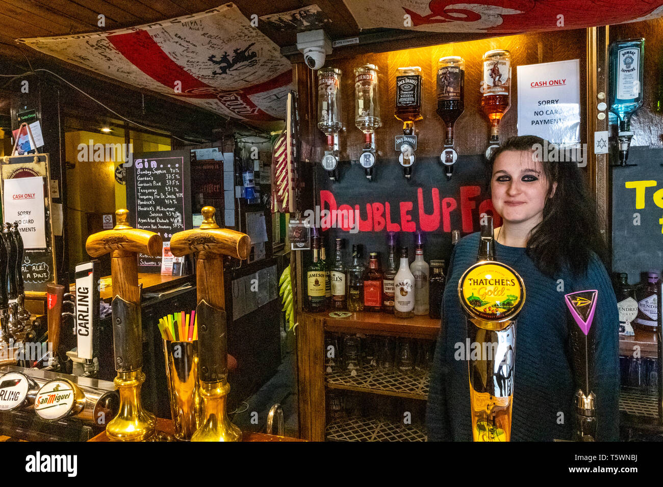 a-barmaid-at-the-five-alls-pub-poses-for-photographers-chepstow-street-and-people-T5WNBJ.jpg