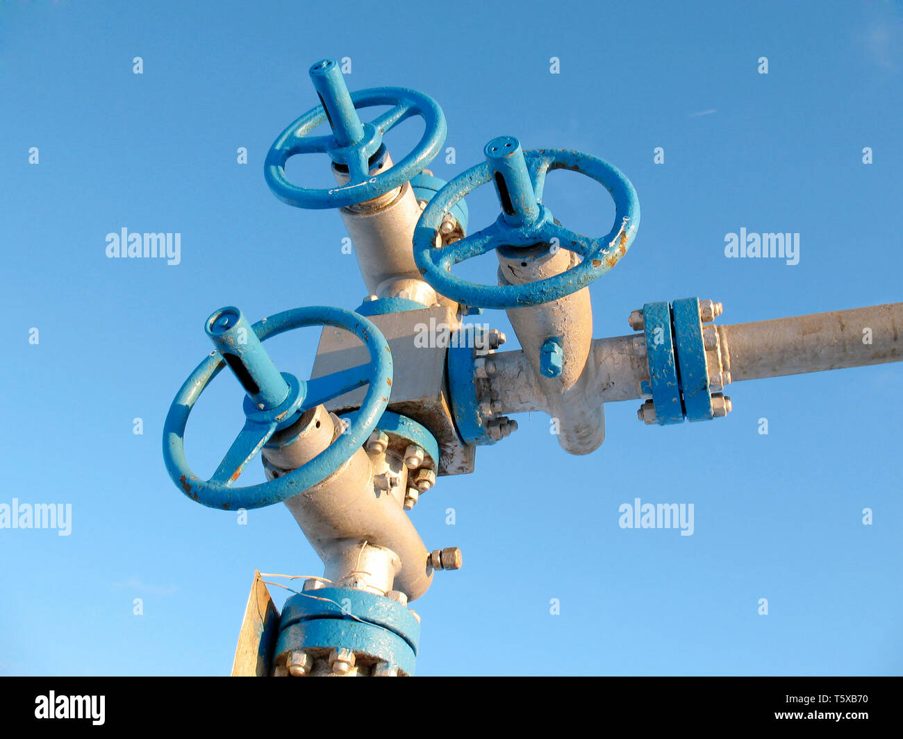 Latch on a gas pipe. Oil industry. Construction and mechanism in work