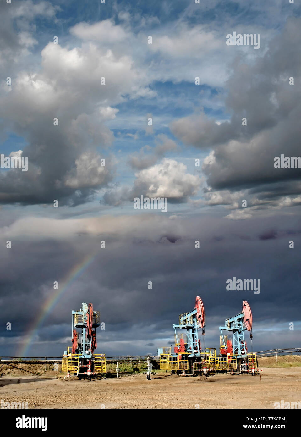 Oil rig and storm hi-res stock photography and images - Alamy