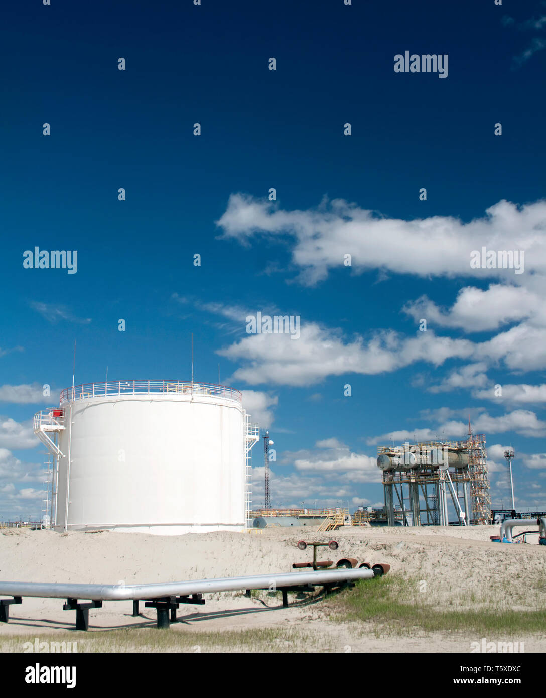Gas reservoir hires stock photography and images Alamy