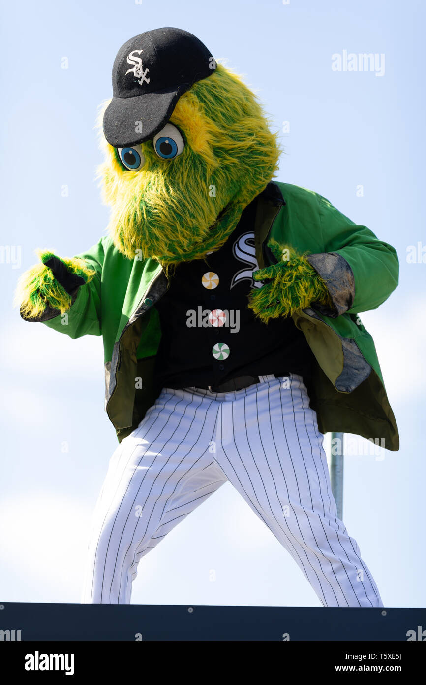 Chicago, Illinois, USA - March 16, 2019: St. Patrick's Day Parade, the  Southpaw, mascot of the White Sox Mascot being transported down Columbus  Drive Stock Photo - Alamy