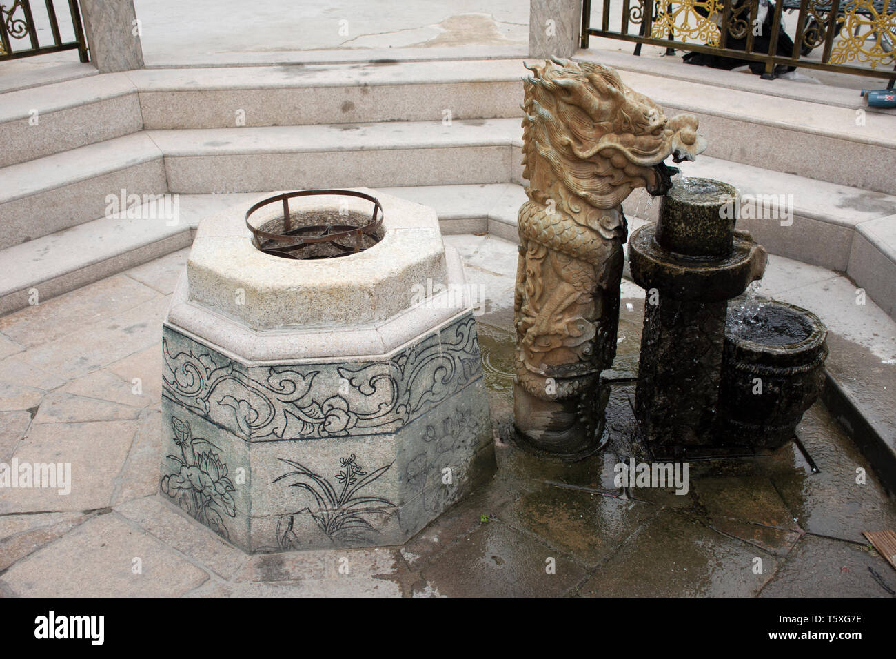 Chinese stone dragon fountain hi-res stock photography and images - Alamy