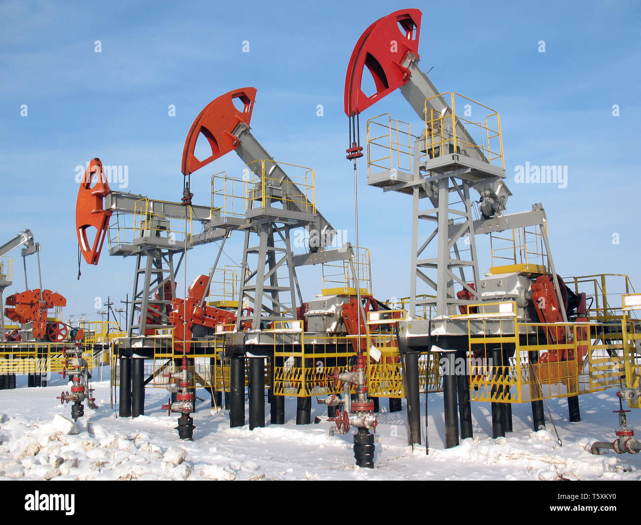 Oil pump jacks hires stock photography and images Alamy