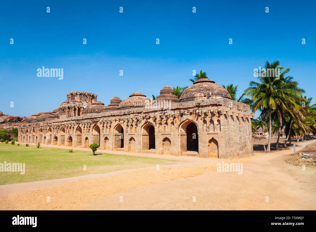 Elephant Stables, part of the Zanana Enclosures at Hampi, the centre of the Hindu Vijayanagara Empire in Karnataka, India Stock Photo
