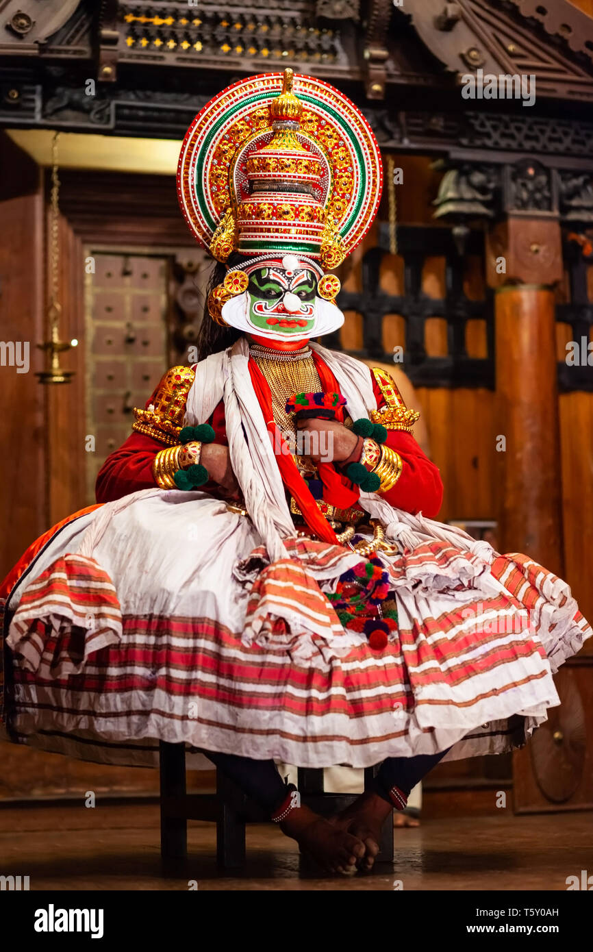 India kerala cochi cochin kathakali dancer in costume hi-res stock ...