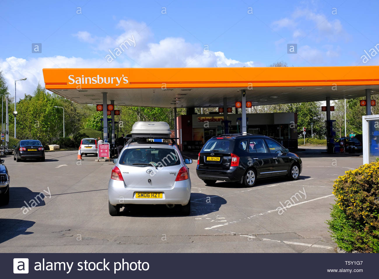 Filling station traffic hires stock photography and images Alamy