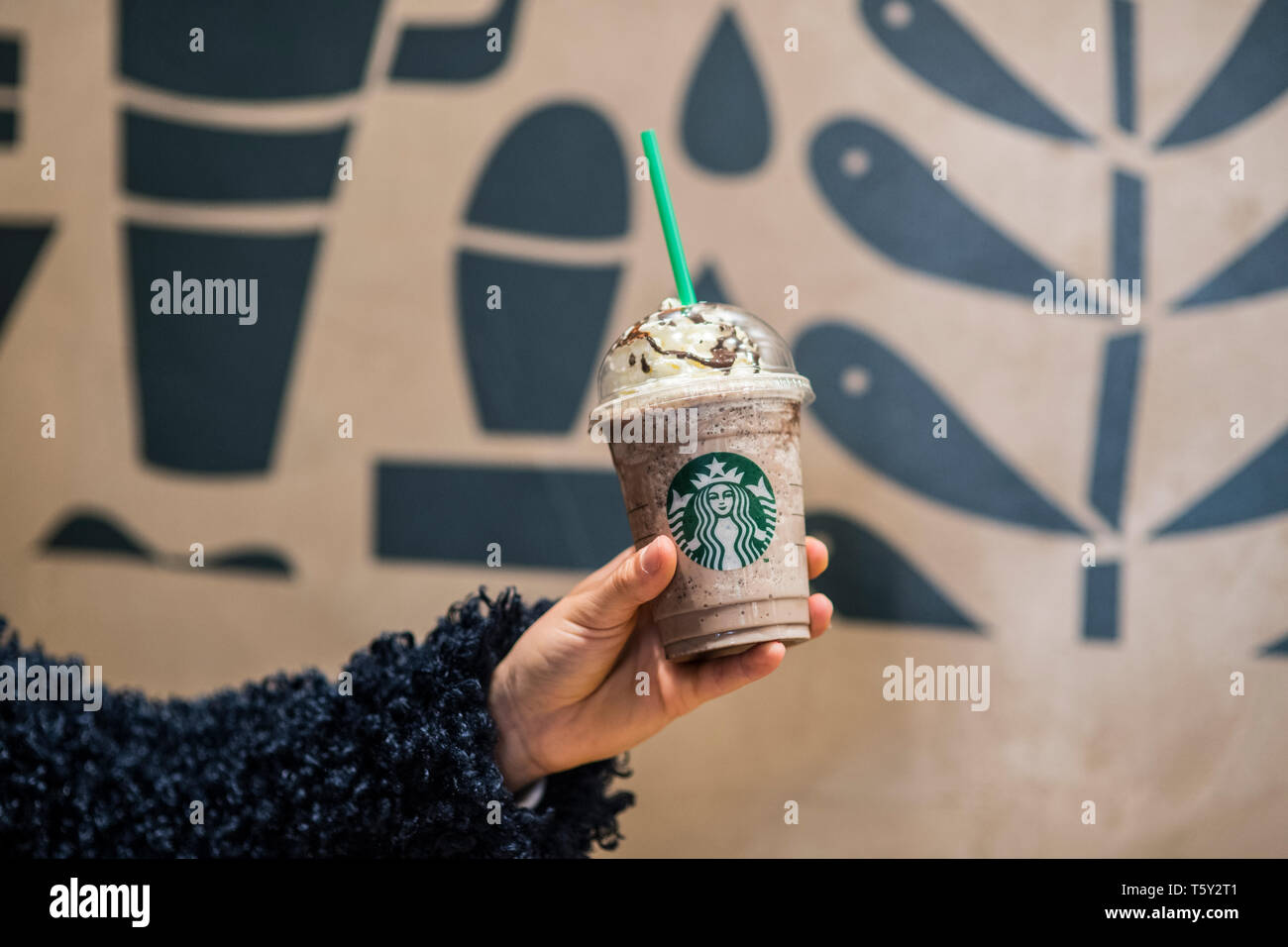 Teenager in a Starbucks in düsseldorf Stock Photo