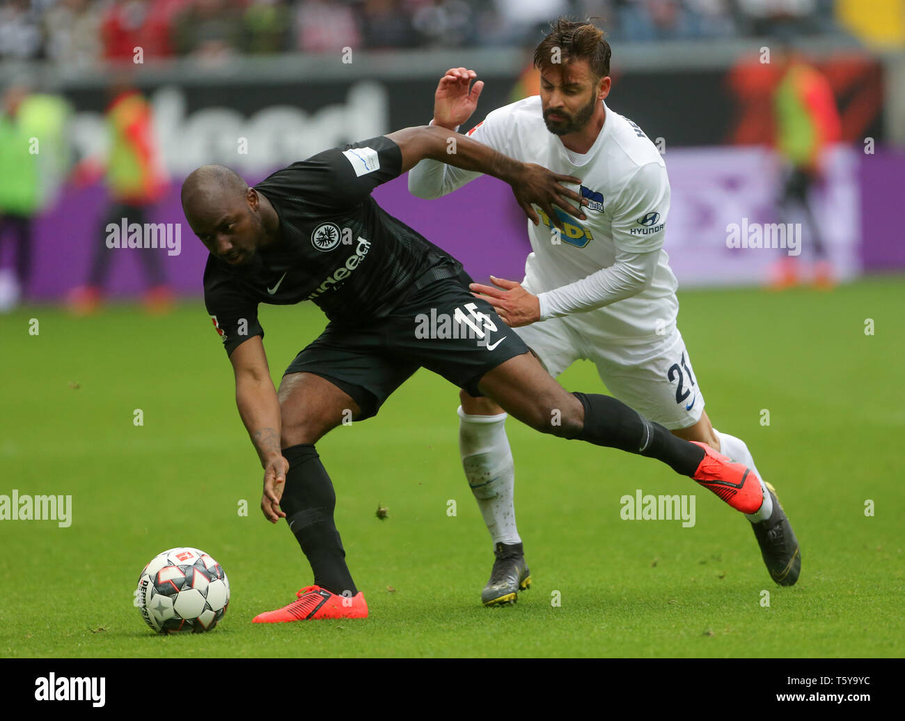 27 April 2019, Hessen, Frankfurt/M.: Soccer: Bundesliga, Eintracht Frankfurt - Hertha BSC, 31st matchday in the Commerzbank Arena. The Frankfurt Jetro Willems (l) and Berlin's Marvin Plattenhardt fight for the ball. Photo: Thomas Frey/dpa - IMPORTANT NOTE: In accordance with the requirements of the DFL Deutsche Fußball Liga or the DFB Deutscher Fußball-Bund, it is prohibited to use or have used photographs taken in the stadium and/or the match in the form of sequence images and/or video-like photo sequences. Stock Photo