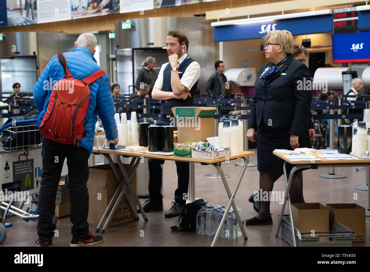 Stockholm, Sweden. 27th Apr, 2019. Staff members of Scandinavian Airlines (SAS) provide beverage and fruit to the stranded passengers at Arlanda Airport, Stockholm, Sweden, April 27, 2019. A total of 1,409 Scandinavian Airlines (SAS) pilots from Sweden, Norway and Denmark went on strike on Friday morning, causing 673 departures being canceled so far and over 70,000 passengers affected, Swedish News SVT reported. SAS warns that the continuing strike could affect a further 100,000 passengers over the weekend. Credit: Wei Xuechao/Xinhua/Alamy Live News Stock Photo