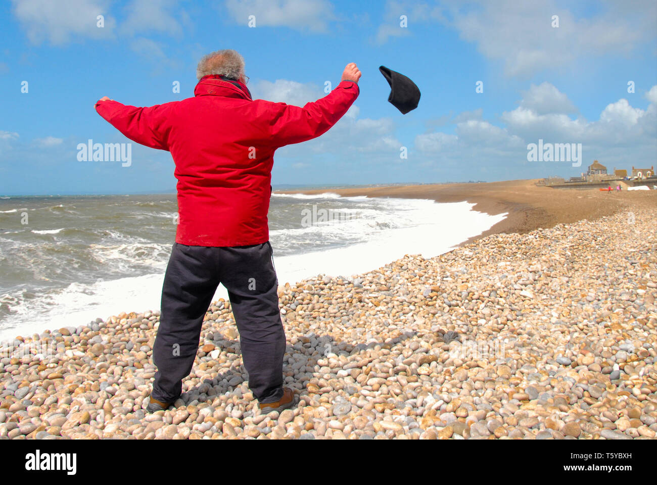 Portland 27th April 19 A Man Loses His Hat In The Strong Wind As Storm Hannah Batters Chesil Beach Portland Credit Stuart Fretwell Alamy Live News Stock Photo Alamy