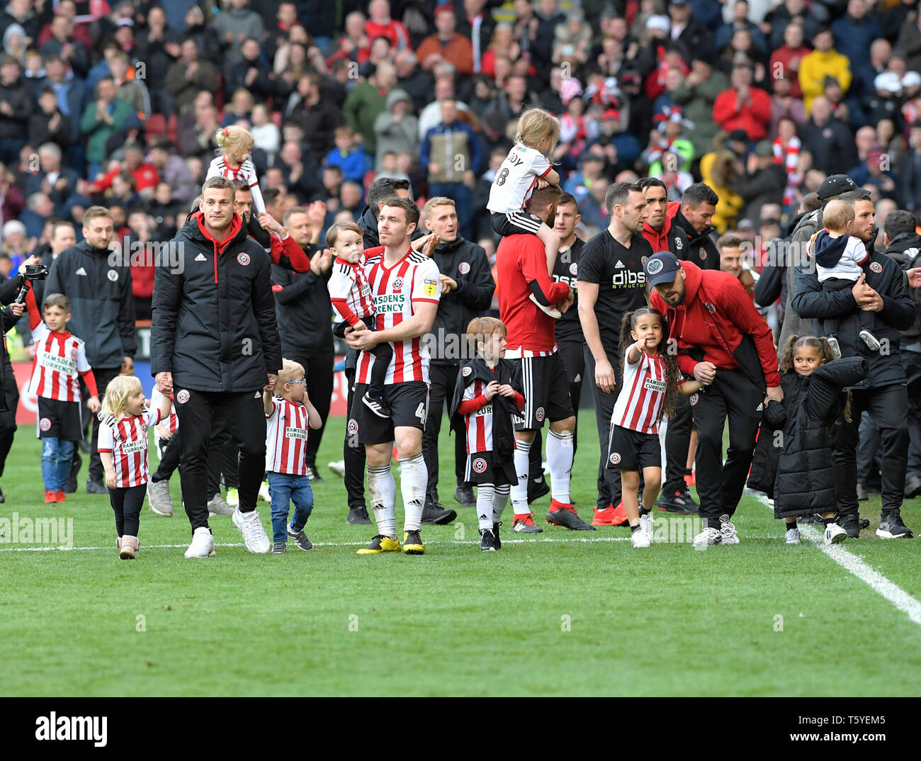 Sheffield, England 27th April. Sheffield United celebrate their win and promotion to the premiership at the end of their FA Championship football match between Sheffield United FC and Ipswich Town FC at the Sheffield United Football ground, Bramall Lane, on April 27th Sheffield, England. Stock Photo