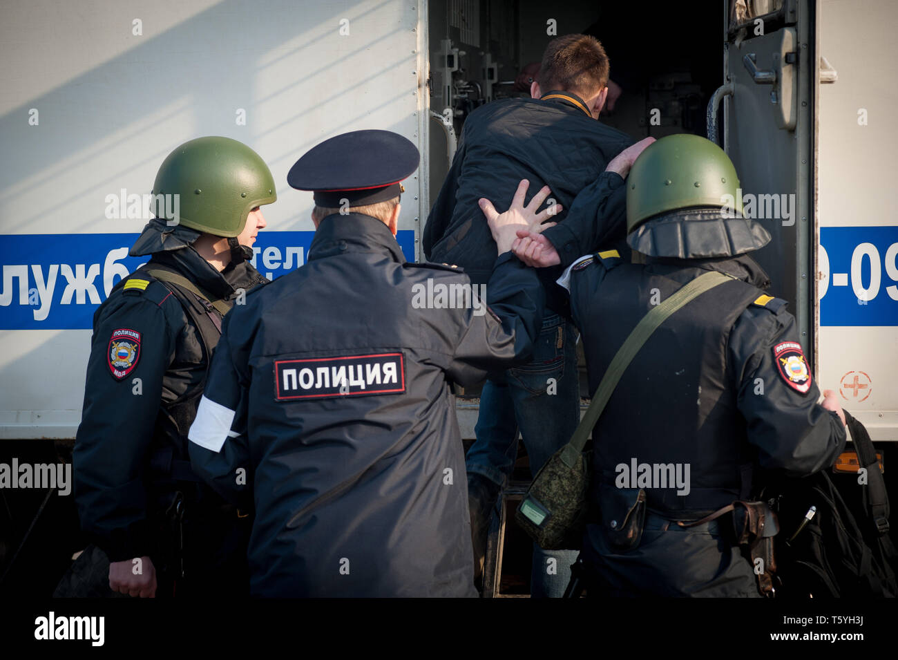 Tambov, Tambov region, Russia. 27th Apr, 2019. Employees of the patrol service of the police of the city of Tambov put the detainee in a paddy wagon during the exercise ''Antiterror ''“ 2019' Credit: Demian Stringer/ZUMA Wire/Alamy Live News Stock Photo